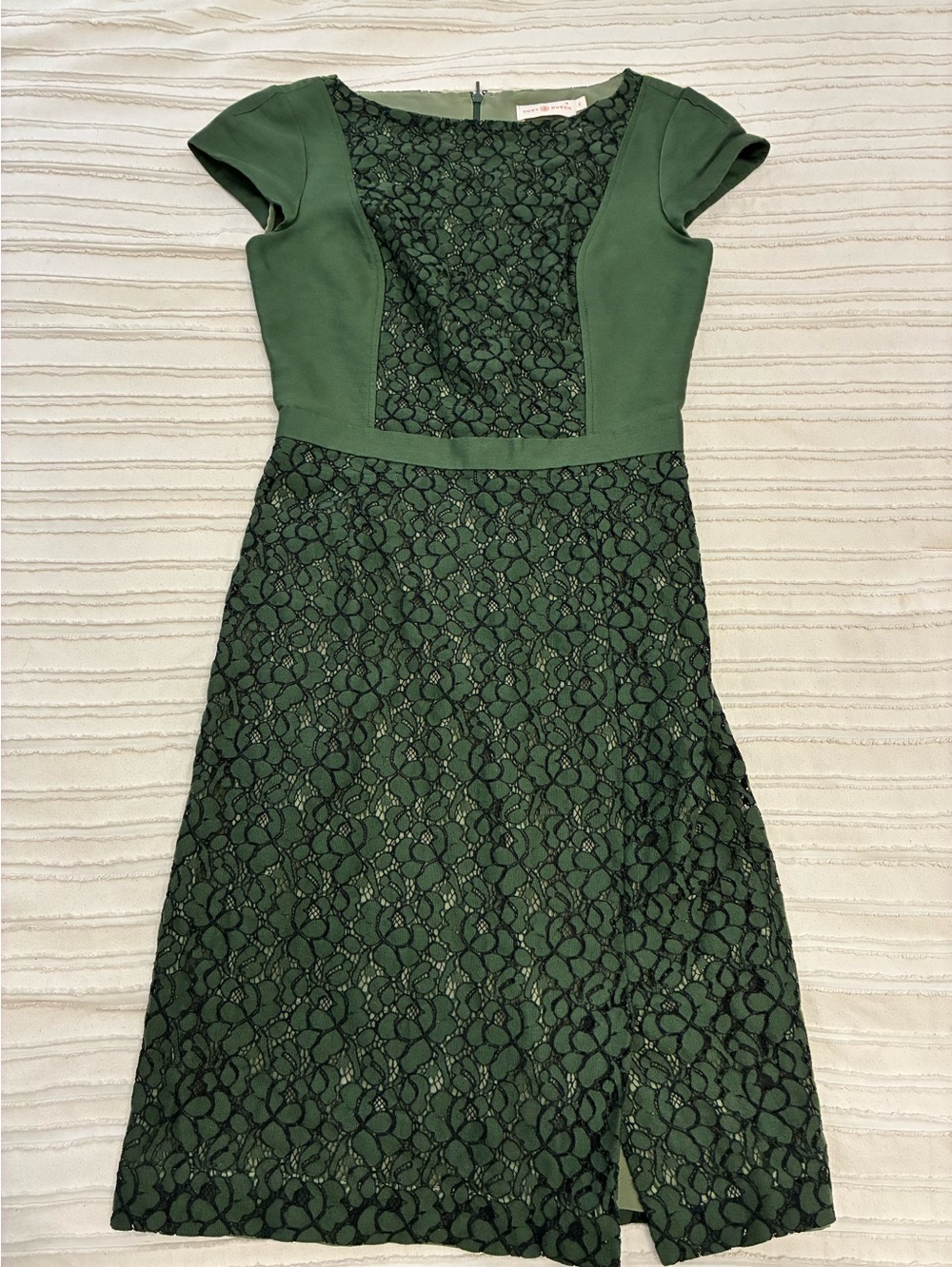 Tory Birch silk blend cocktail dress. Green with black. Size 0
Gorgeous EUC